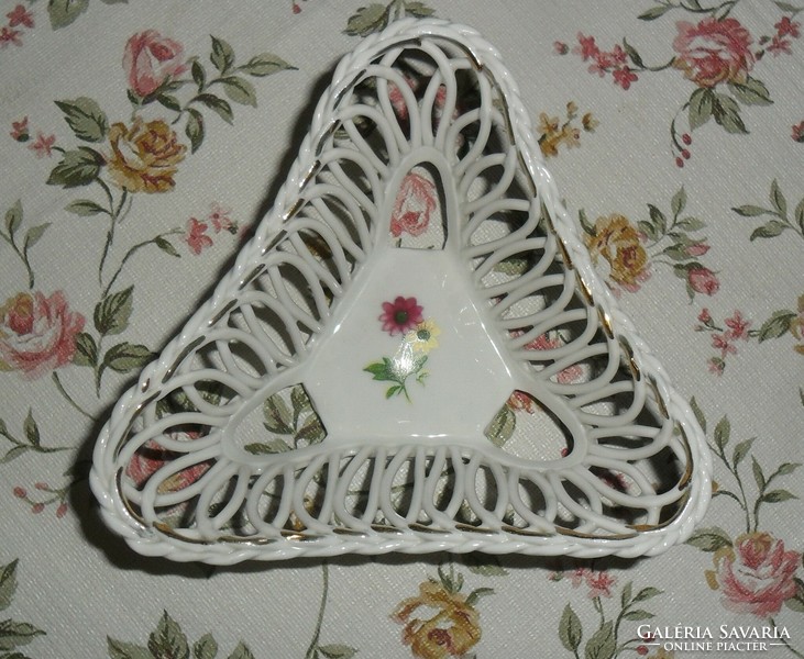 Háromszög alakú, aranyozott, áttört mintás, Román porcelán tálka.13 x 13x 13x  6 cm