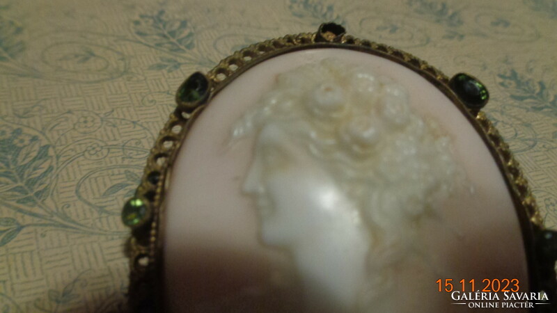 Cámea brooch, in a brass socket, porcelain image 4.5 x 4 cm
