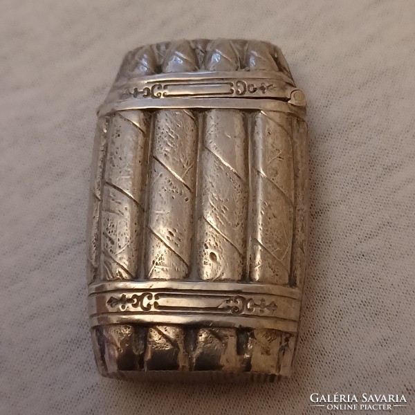 Antik ezüst gyufatartó belül aranyozva, fémjellel, mesterjellel. Szivarköteg forma