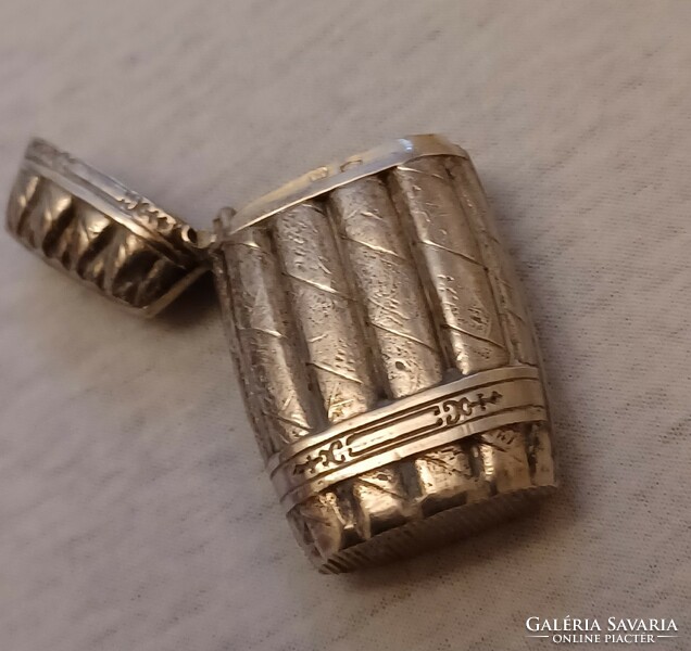 Antik ezüst gyufatartó belül aranyozva, fémjellel, mesterjellel. Szivarköteg forma