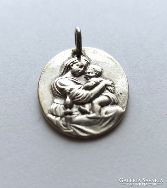 Mária a kis Jézussal, ovális ezüst medál