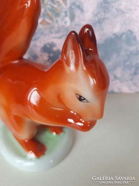 Hollóházi mókus porcelán figura