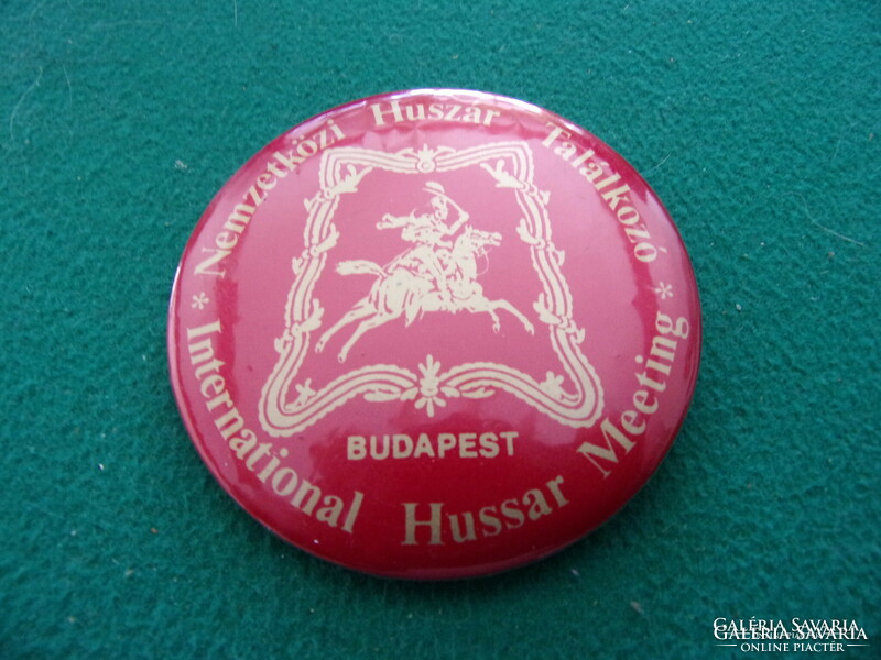 Nemzetközi Huszár találkozó Budapest feliratú kitűző