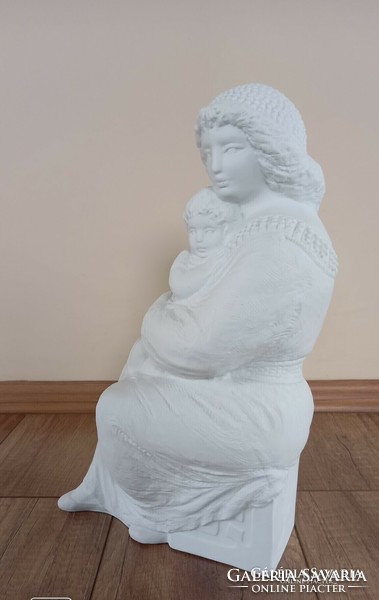 R Kiss Lenke Anya gyermekével porcelán figura