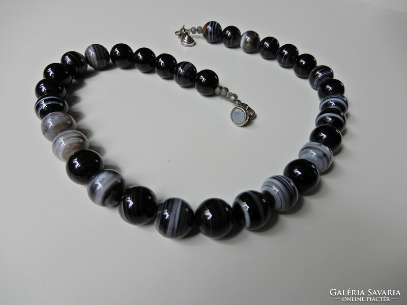 Old agate string of beads with magnetic silver clasp