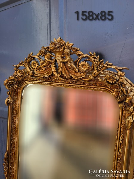 Gilded mirror decorated with angels and putts
