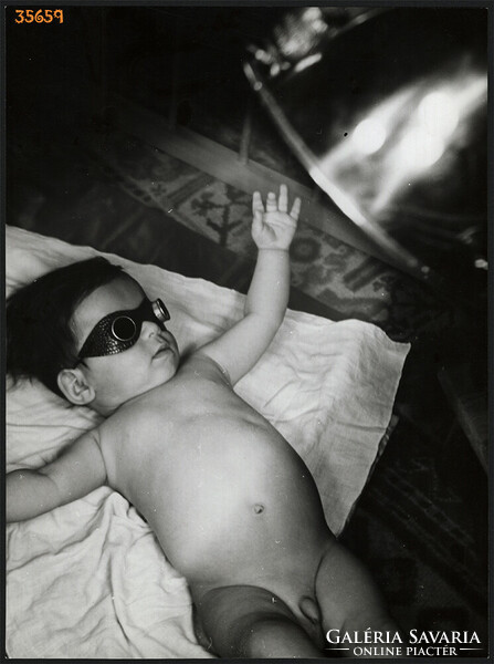 Nagyobb méret, Szendrő István fotóművészeti alkotása. Csecsemő kisfiú szemüvegben, 1930-as évek.