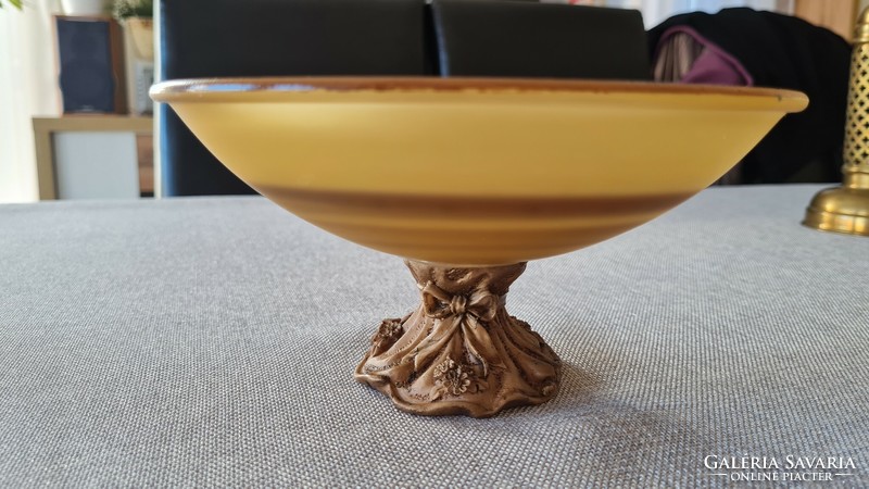 Italian pedestal table, center of the table
