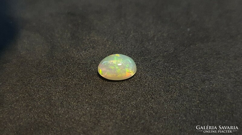 Sparkling Ethiopian welo opal 0.98 Carat. With certification.