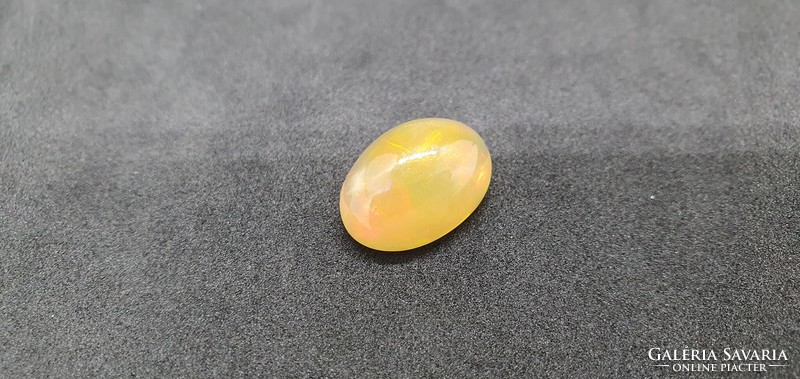 Gorgeous Ethiopian welo opal 9.55 Carats. With certification.