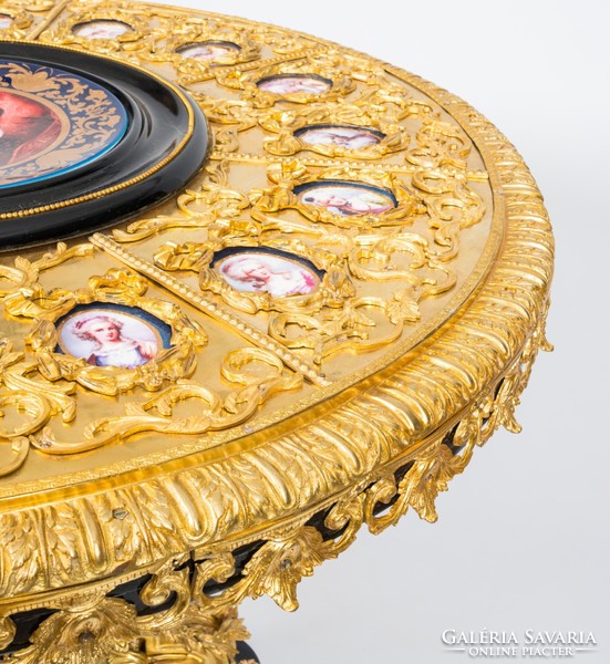 Aranyozott díszasztal királyi portrékkal