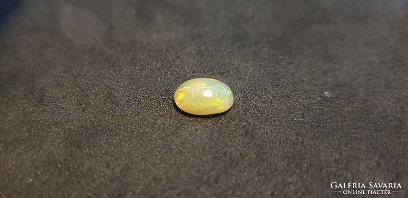 Sparkling Ethiopian welo opal 0.77 Carat. With certification.