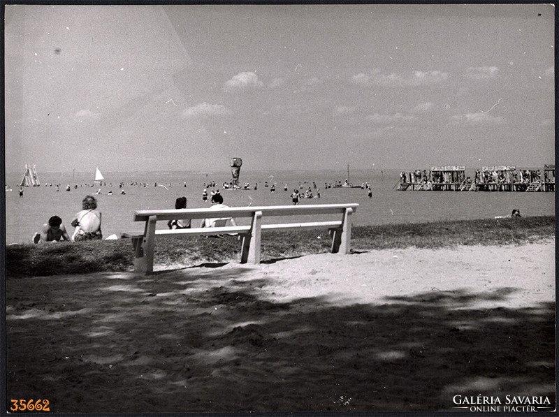 Nagyobb méret, Szendrő István fotóművészeti alkotása. Nyár a Balaton parton, 1930-as évek.