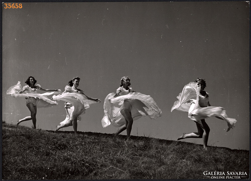 Nagyobb méret, Szendrő István fotóművészeti alkotása. Lányok fátyollal, 1930-as évek. Eredeti,