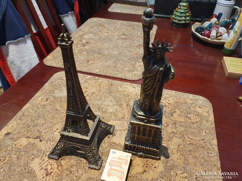Eiffel and statue of liberty together in beautiful condition