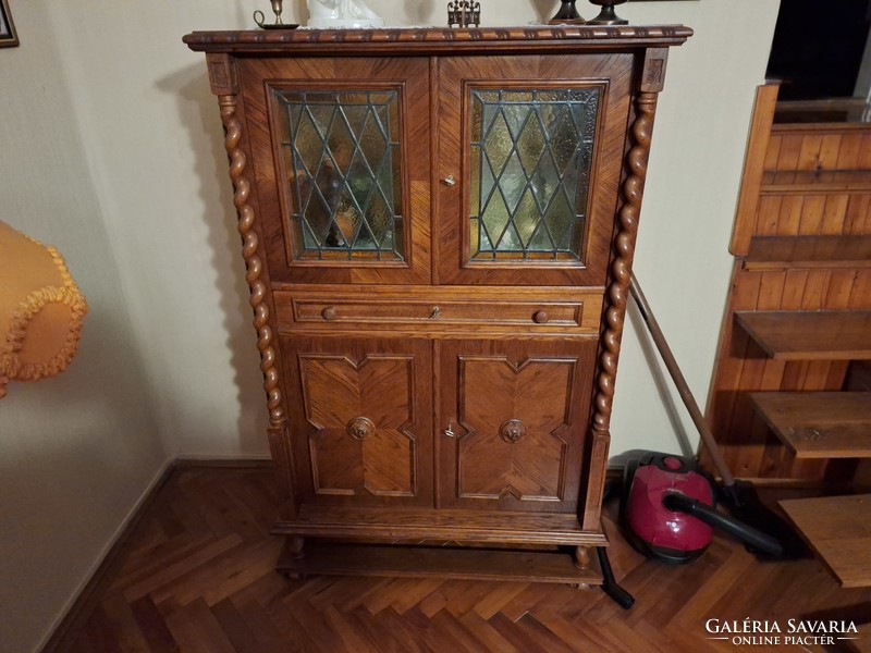 Colonial bar cabinet for sale in perfect condition