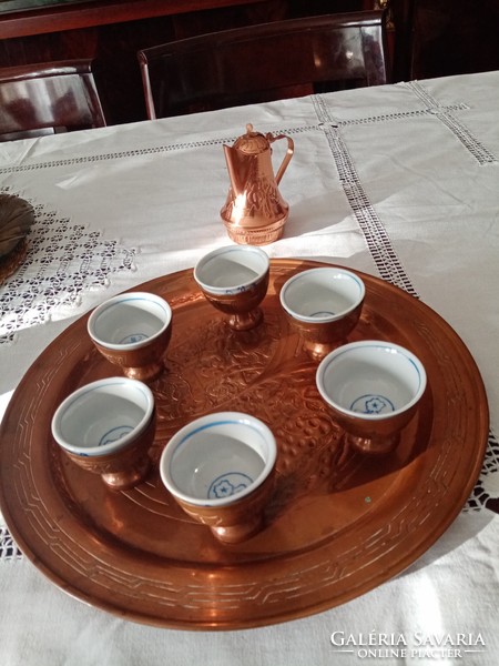 6 db szíriai kék-fehér porcelán kávés csésze vörös réz tartóban  -nagyméretű réz tálcával