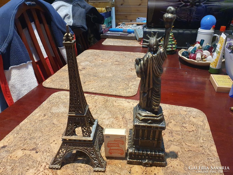 Eiffel and statue of liberty together in beautiful condition