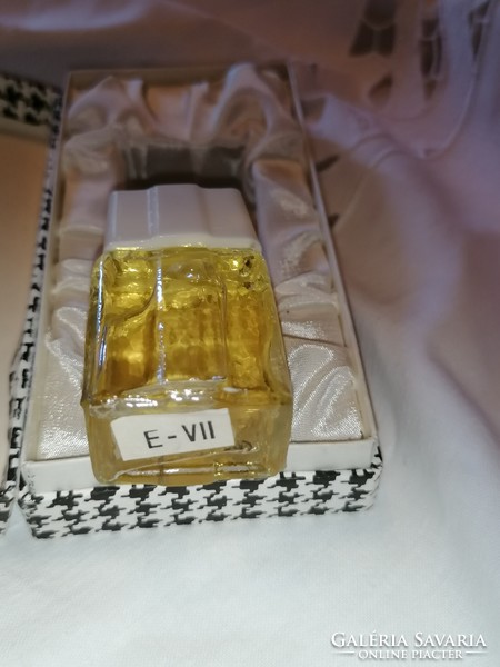 Vintage Cristal parfüm az ötvenes évekből, tyúkláb mintás selyemmel bélelt dobozában