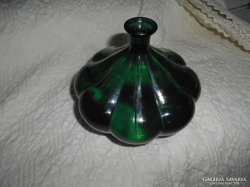 Virág alakú zöld színű üveg palack