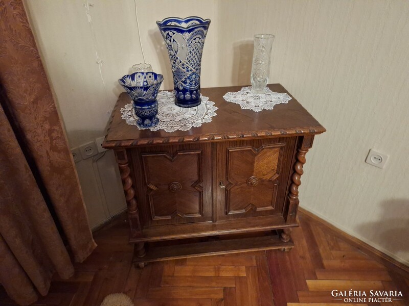 Colonial dresser in perfect condition