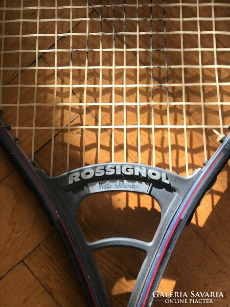 Rossignol USA márkájú teniszütő bőr markolattal.Mats Wilander felirattal. Mérete: 64x24 cm