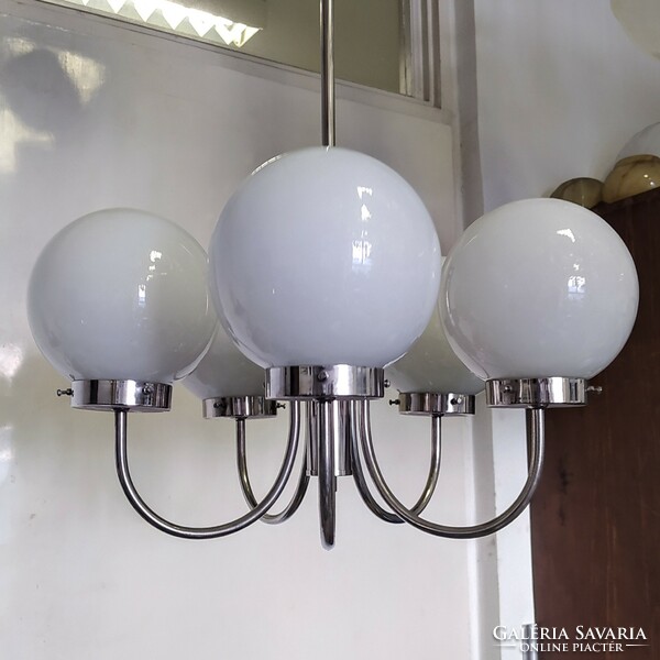 Bauhaus - Art deco - 5 karos nikkelezett csillár felúítva - tejüveg gömb búrák