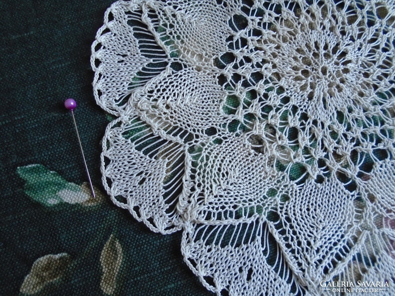 18 cm diam. Secession ecru knitted tablecloth.