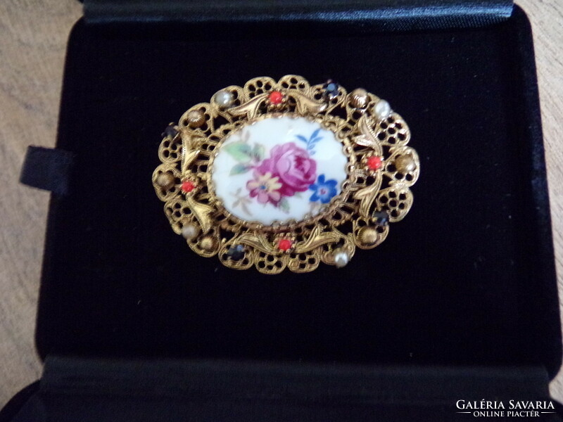 Brooch with porcelain insert