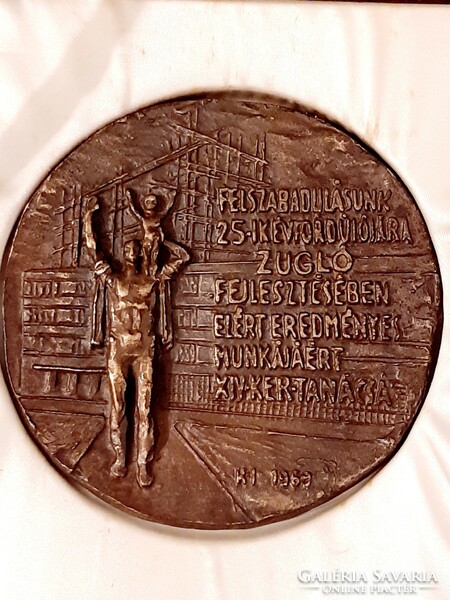 Felszabadulásunk 25. évfordulójára ZUGLÓ ...... Nagyméretű bronz plakett 1969  K.I. szignó