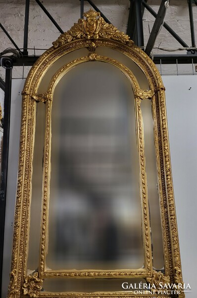 Gilded mirror with leaf decoration