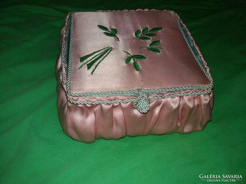 Antique hand-embroidered inside and outside silk gift box 20x20x10 cm as shown in the pictures