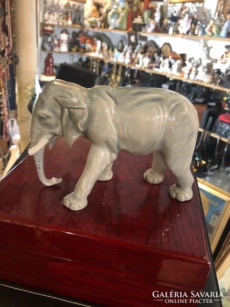 Porcelán elefánt figura, német, jelzett, 18 cm-es régi.