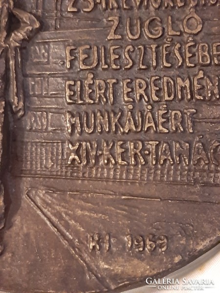 Felszabadulásunk 25. évfordulójára ZUGLÓ ...... Nagyméretű bronz plakett 1969  K.I. szignó