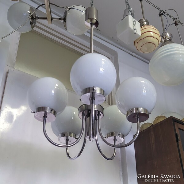 Bauhaus - Art deco - 5 karos nikkelezett csillár felúítva - tejüveg gömb búrák