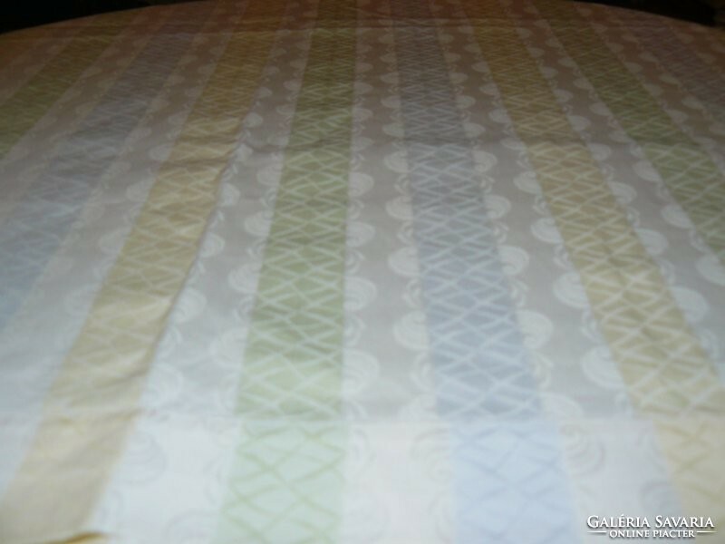 Gyönyörű pasztell színű damaszt terítő
