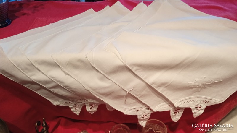 6 A decorative table napkin with a tip, similar to thin linen