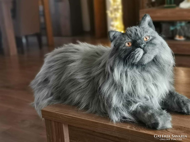 Lifelike, large-sized Persian cat made of plush faux fur