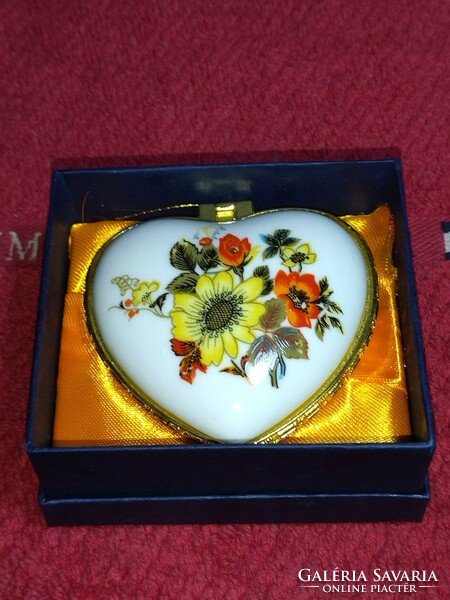 Beautiful flower-patterned porcelain heart-shaped jewelry holder