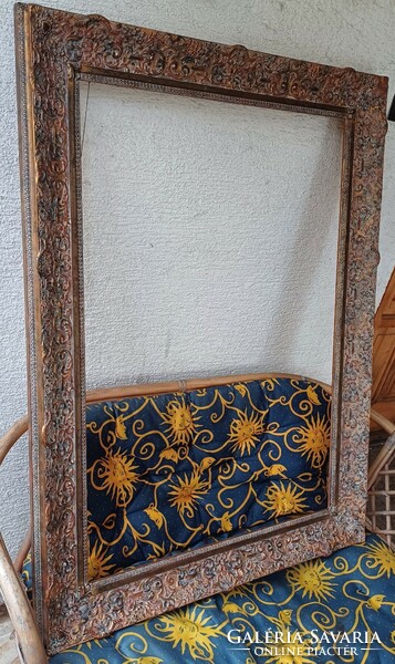 Beautiful brussels blonde frame with pattern all the way, huge 100 x 70 cm frame and wide.