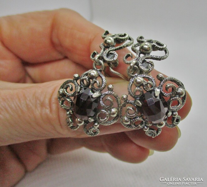 Szép  kézműves antik ezüst fülbevaló tüzes almandin gránátokkal