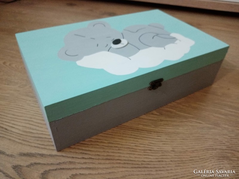 Baby keepsake wooden box with hand-painted bear decoration