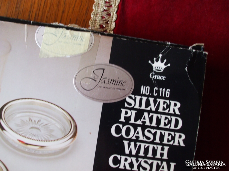 The original box of an old, silver-plated crystal ashtray is in the condition shown in the picture and corresponds to its age