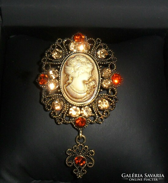 Beautiful bronze-colored, vintage-effect brooch decorated with zirconia. More beautiful than in the pictures!