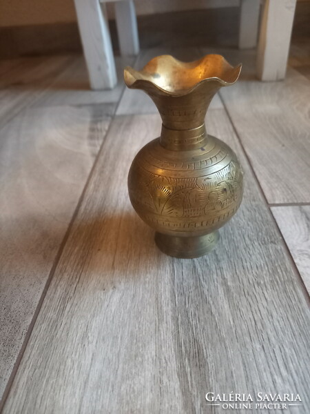 Fodros peremű régi vésett réz váza (11,3x7 cm)