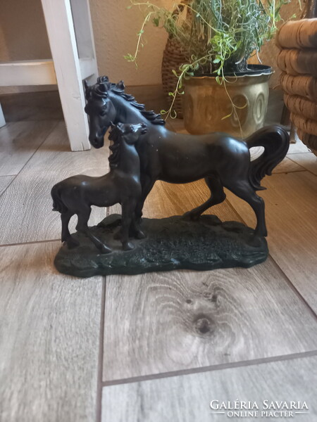 Szép régi műgyanta lovas szobor (23x16,5x9 cm)