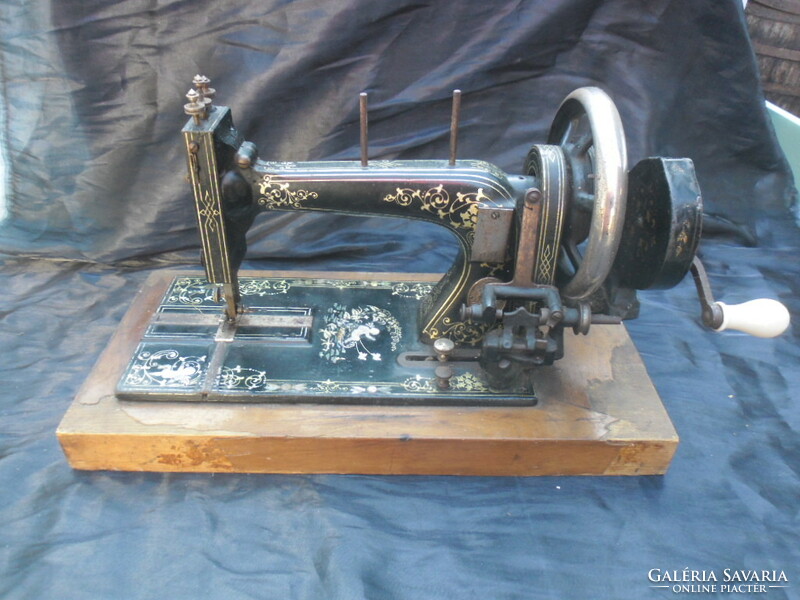 Antik, ritka Mustel varrógép, kb századfordulós, fa táblára erősítve, német gyártmány, működik!