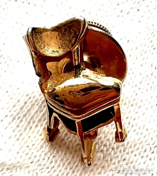 Aranyszínű párnázott szék kitűző Inke László hagyatéka
