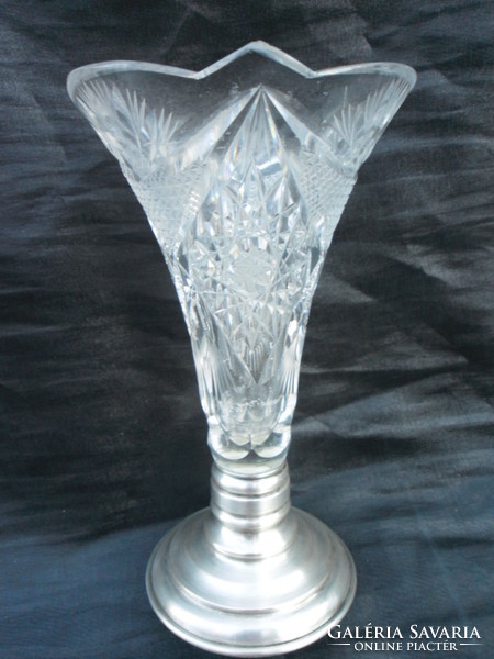 Dúsan cizellált kristály váza, jelzett, dianás ezüst talpon, hibátlan, gyűjtői darab.