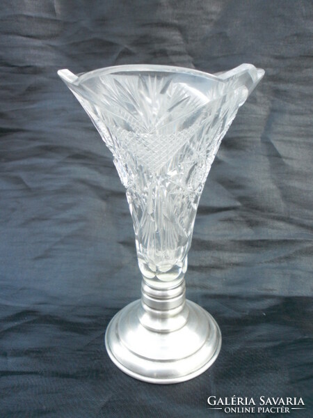 Dúsan cizellált kristály váza, jelzett, dianás ezüst talpon, hibátlan, gyűjtői darab.